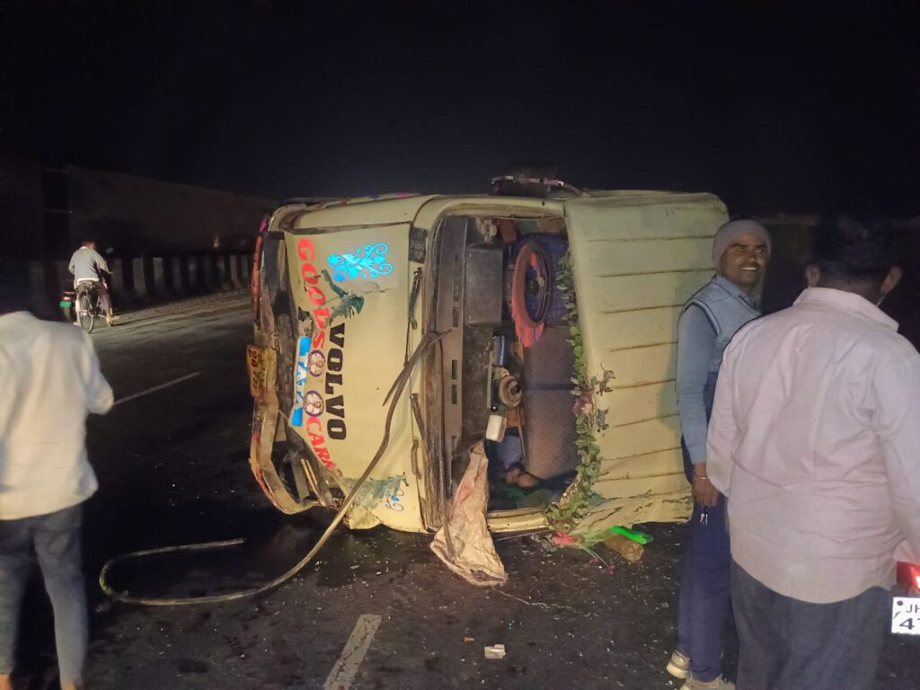 NH-33 Accident: एनएच-33 ओवरब्रिज पर 407 वैन अनियंत्रित होकर पलटा, चालक घायल, तामुलिया में बाइक को धक्का मार घर में घुसी कार