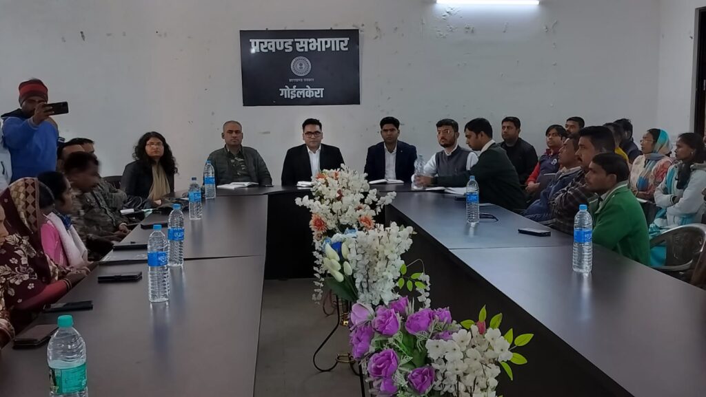West Singhbhum: उपायुक्त और एसपी पहुंचे गोइलकेरा, जन संवाद में लोगों को टटोलने का किया प्रयास, पर सामने नहीं आ सका दो लोगों की हत्या का राज, शांति बनाये रखने की अपील की