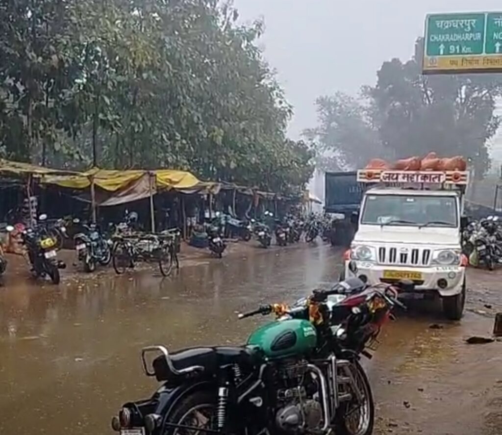 Kolhan Weather: पश्चिमी विक्षोभ का असर, पूरे झारखंड में छाये बादल, कोल्हान में जमशेदपुर समेत कई जगहों पर हुई बारिश, कल से गिरेगा पारा, घने कोहरा का अलर्ट