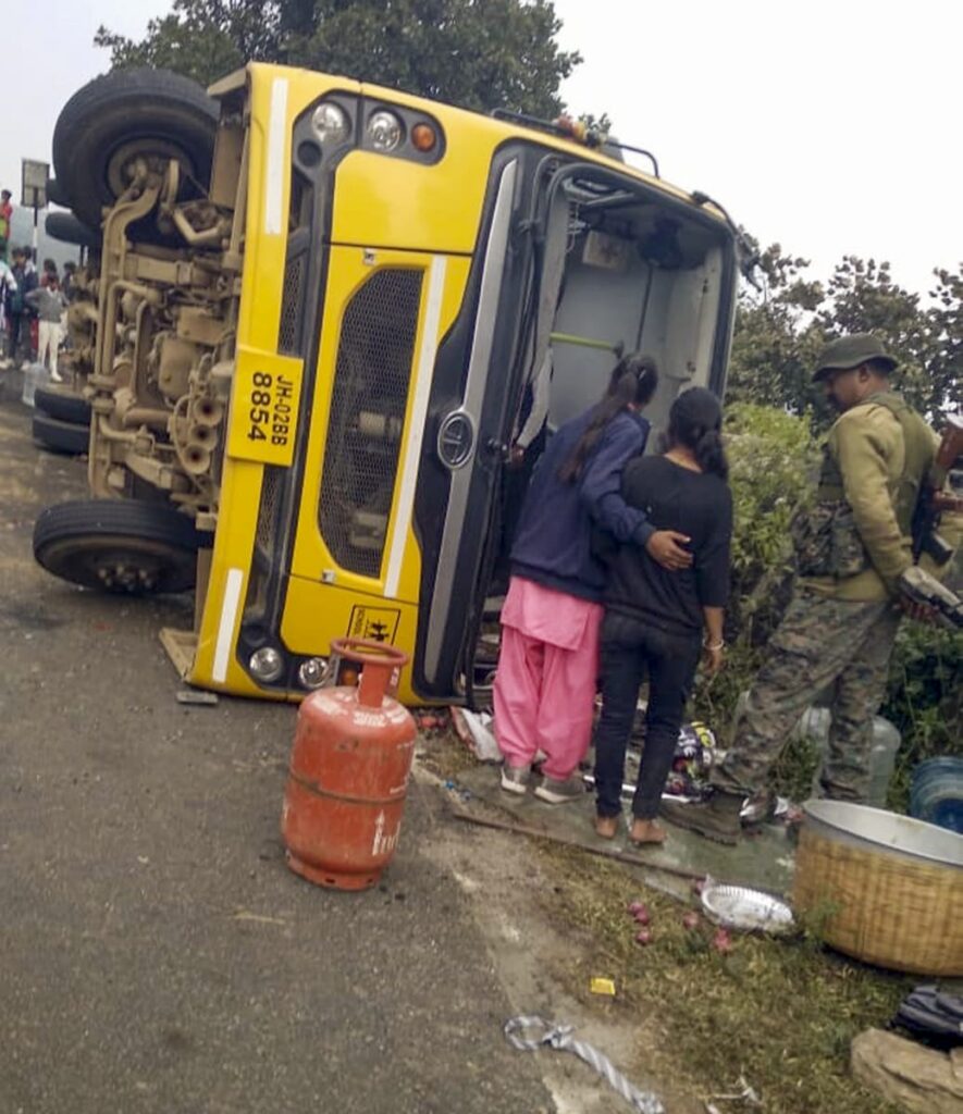 Ranchi Accident: हुंडरू फॉल जा रही स्कूल बस दुर्घटनाग्रस्त, दो दर्जन बच्चे घायल, बाइक को बचाने में पलट गयी बस