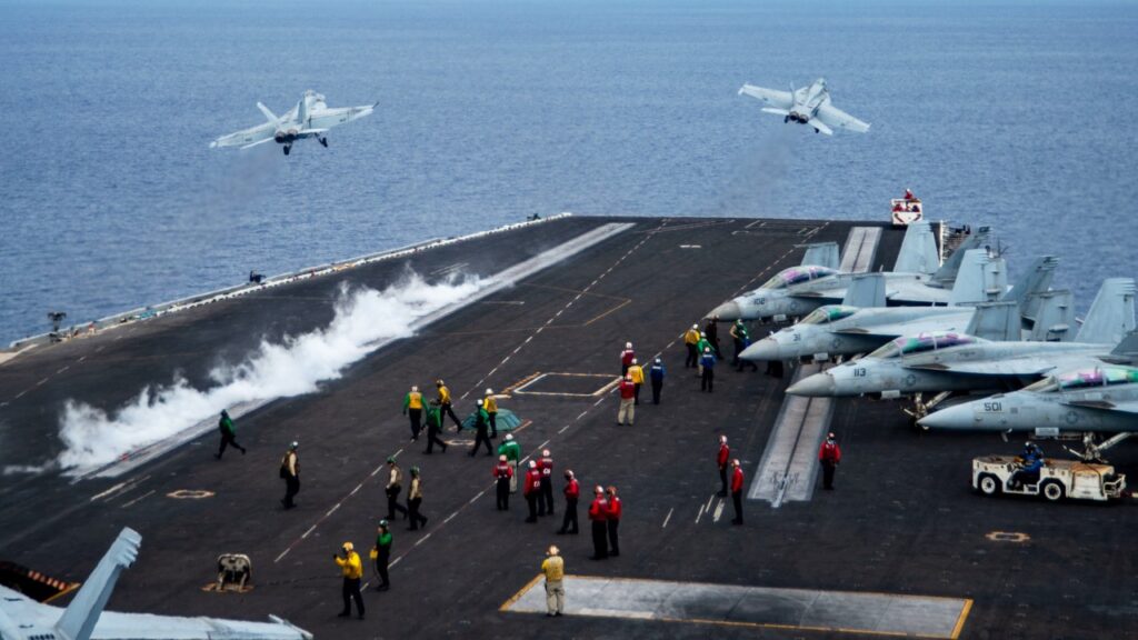 American Navy: अमेरिकी नौसेना के युद्धपोत ने अपने ही लड़ाकू विमान FA-18 को मार गिराया, अब मान रहा ‘गलती’