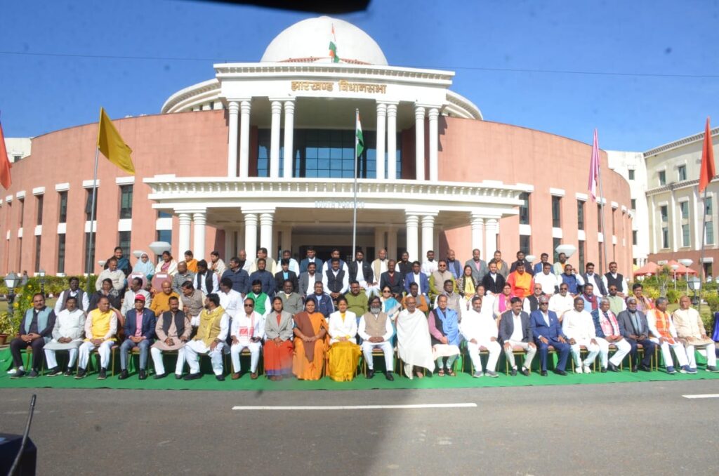 Jharkhand Assembly: विधानसभा में 11,697 करोड़ का दूसरा अनुपूरक बजट पारित होने के साथ सदन अनिश्चितकाल के लिए स्थगित, सदस्यों ने कराया ग्रुप फोटोशूट