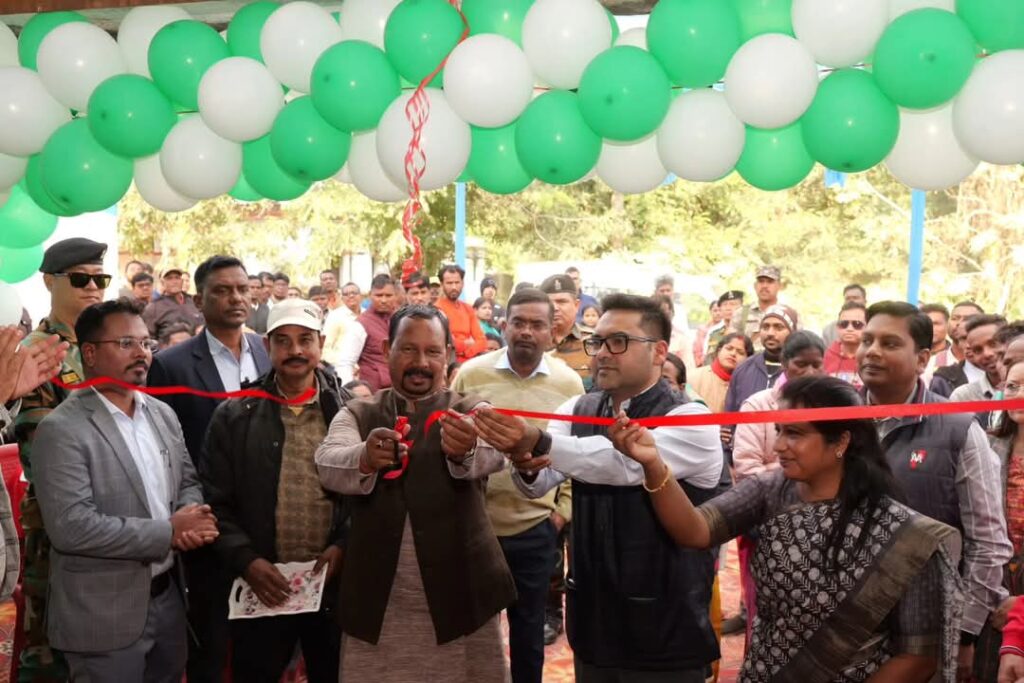 Chaibasa : मंत्री दीपक बिरुआ ने चाईबासा लैंपस में धान अधिग्रहण केंद्र का किया उद्घाटन, बोले- धान की आधी राशि तत्काल किसानों के खाते में जायेगी