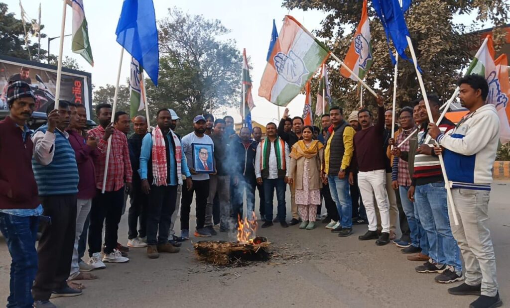 Chaibasa: चाईबासा में अंबेडकर पर शाह की टिप्पणी का विरोध, कांग्रेसियों ने फूंका गृह मंत्री का पुतला