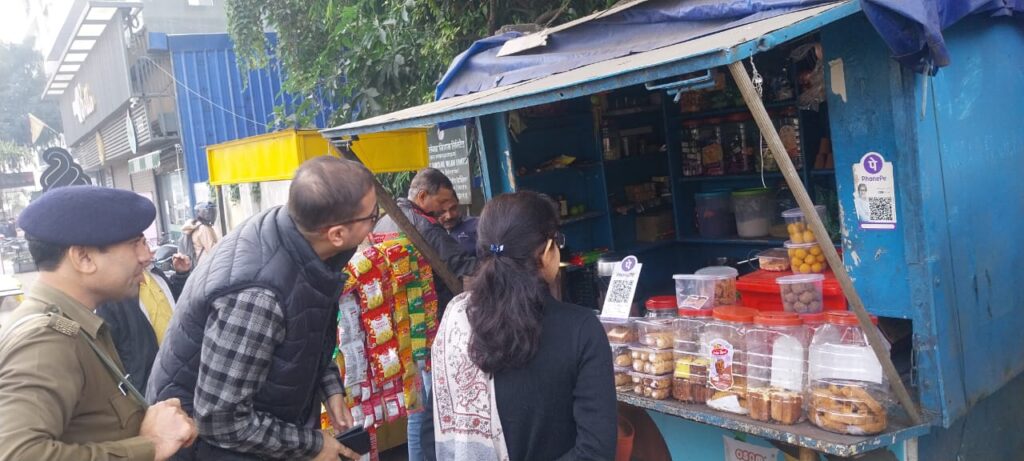 Jamshedpur: बिष्टुपुर, कदमा, धातकीडीह में निजी स्कूलों के पास तंबाकू बेच रही दुकानों में तीसरे दिन चली छापामारी, दुकानदारों से वसूला जुर्माना