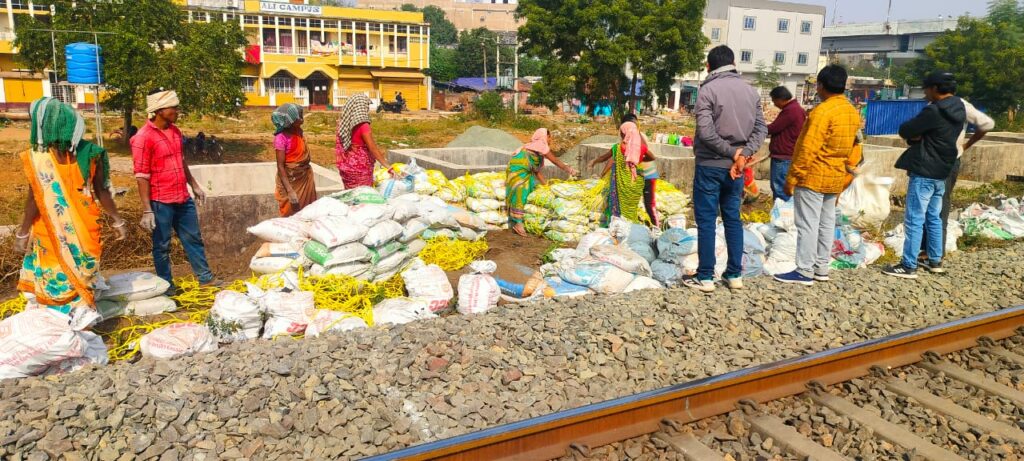 Chakradharpur Underpass चक्रधरपुर को 24 को मिल जायेगा अंडरपास, हावड़ा-मुंबई रेल मार्ग पर 8 घंटे का मेगा ब्लॉक लेकर लगाये जायेंगे बॉक्स