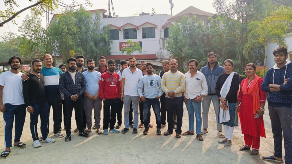 Jamshedpur: कार और बोलेरो में हो रही पशुओं की तस्करी, भड़के विहिप व बजरंग दल के कार्यकर्ता पहुंच गये सोनारी थाना, थानेदार से कर दी मांग