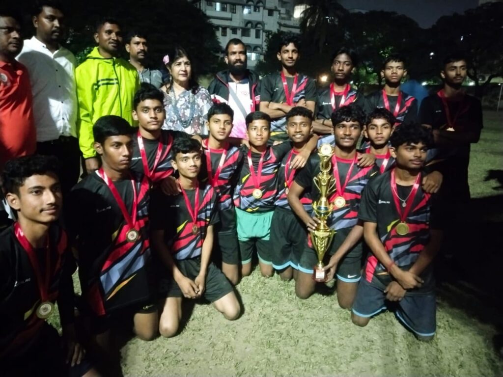 Basuki Singh Memorial Cricket: वीबी इलेवन ने रोनित इलेवन को हराया, आज पहला मैच एग्रिको वारियर्स व स्पोर्टिंग क्लब, दूसरा मैच बहरागोड़ा किंग्स और आरआर स्पोर्टिंग भुइयांडीह के बीच होगा