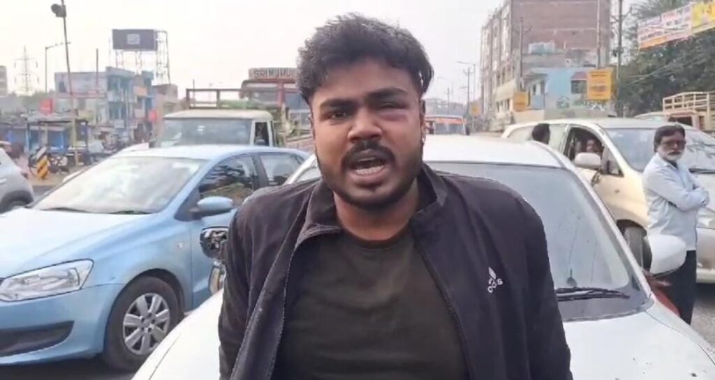 Jamshedpur: डिमना चौक पर स्कूटी छीनने को लेकर रिकवरी एजेंट व युवक में विवाद के बाद मारपीट, लगा जाम