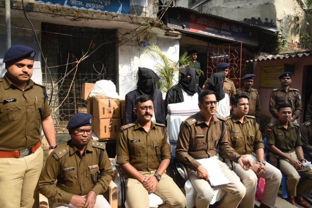 Jamshedpur Crackdown on drugs: 25 लाख रुपये की प्रतिबंधित नशीली दवा जब्त, कोलकाता से लाकर मोटर पार्ट्स दुकान समेत तीन जगहों पर करता था स्टोर, तीन गिरफ्तार