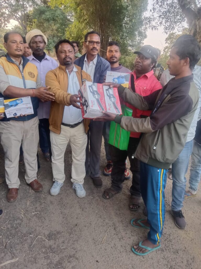 खूंटी : जंगली हाथी ने युवक को सूंढ़ से उठाकर पटक दिया, चली गयी जान, वन विभाग ने बांटे टॉच व पटाखे
