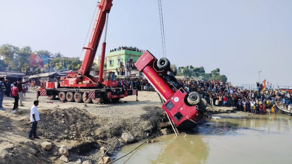 Sahibgunj: फायर ब्रिगेड की गाड़ी गंगा में समायी, चालक की मौत, पानी भरने के क्रम में हुआ हादसा