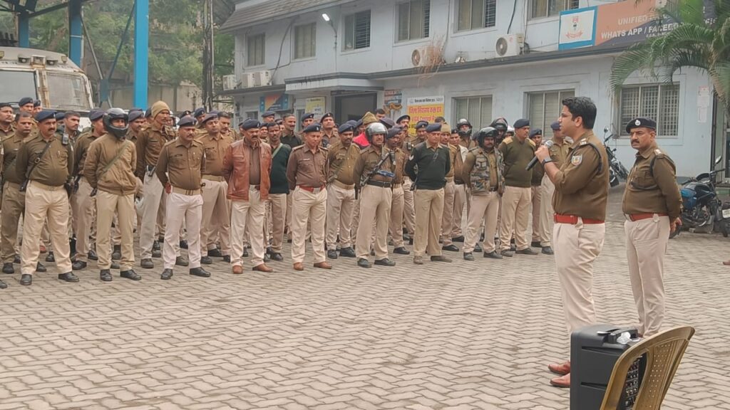 Jamshedpur Police: जमशेदपुर सिटी एसपी ने पीसीआर वाहन और टाइगर मोबाइल के जवानों से किया संवाद, गश्त बढ़ाये, अड्डाबाजी और अपराधियों पर रखने का निर्देश