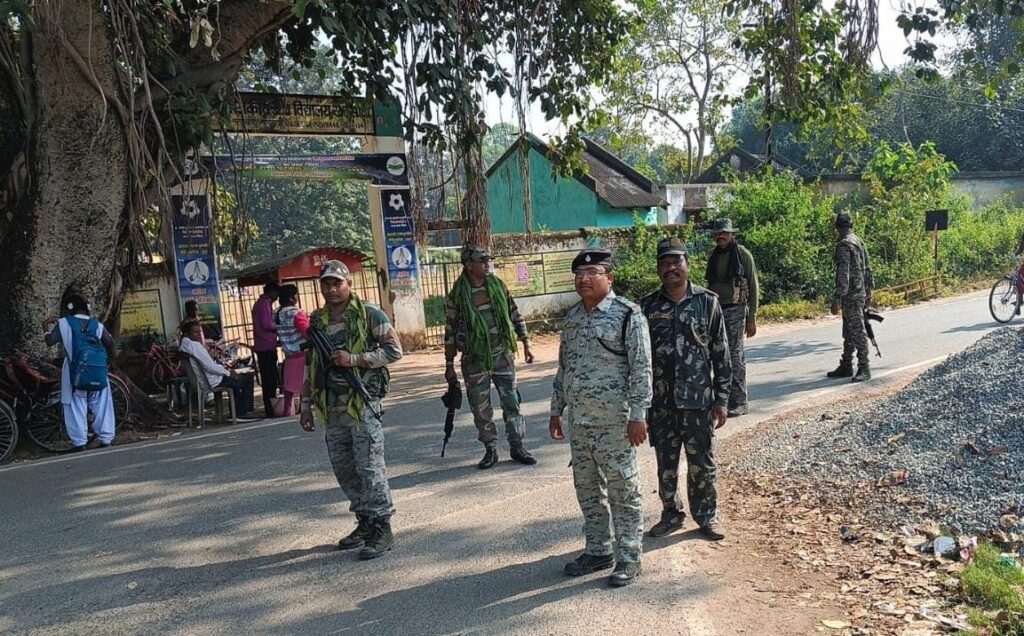 Kharsawan: महिलाओं की सुरक्षा व छेड़खानी रोकने के लिए पुलिस ने स्कूल-कॉलेज व भीड़ भाड़ वाले चौक-चौराहों पर किया मार्च