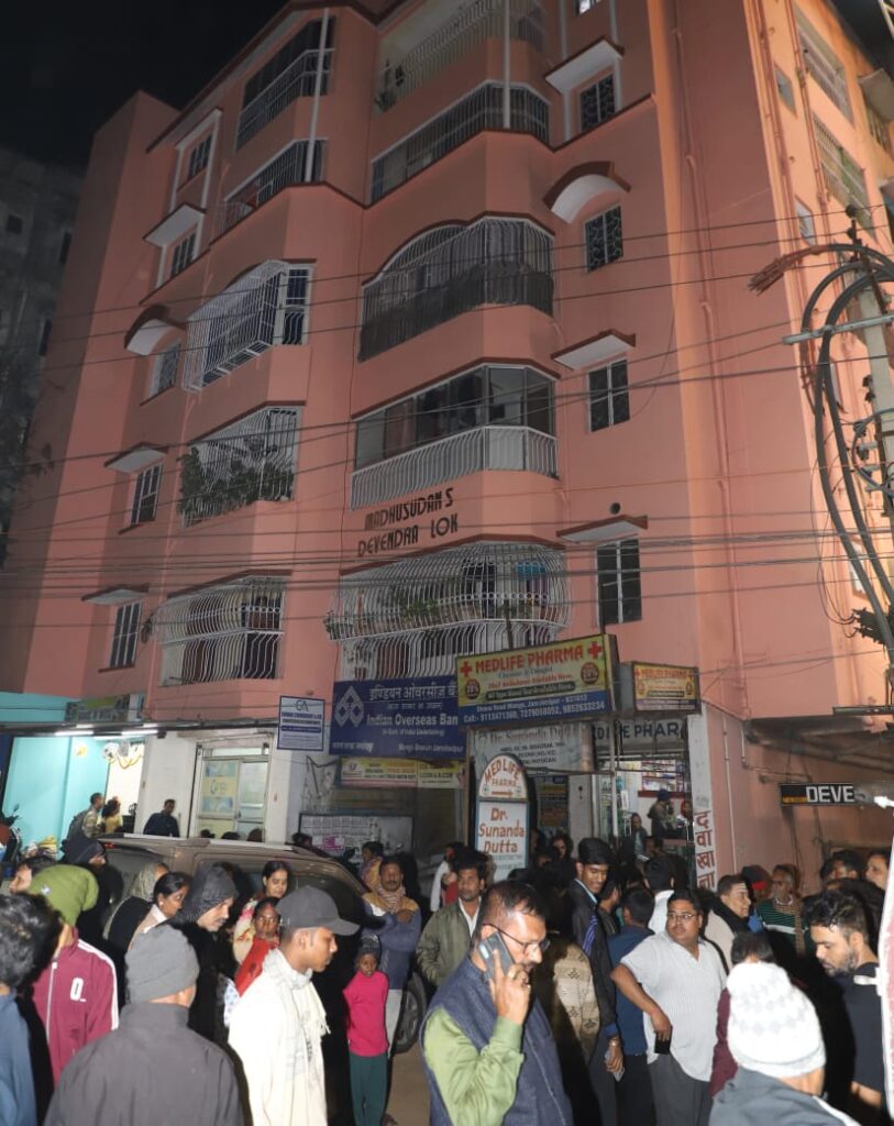 Jamshedpur: डिमना रोड के मधुसुदन अपार्टमेंट के फ्लैट में शॉर्ट सर्किट से भड़की आग, कई सामान जल कर राख