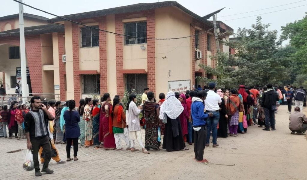 Mainiyan Yojana queue: मंईयां सम्मान योजना के लाभ के लिए जमशेदपुर प्रखंड व अंचल कार्यालयों में लग रही लंबी लाइन