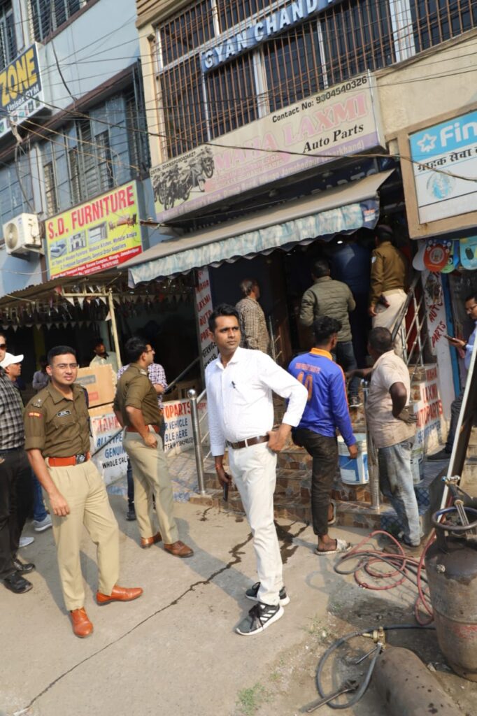 Jamshedpur Police Raid: मोटर पार्ट्स की दुकान में बिक रही नशीली दवा, सादे लिबास में पहुंची पुलिस और धर दबोचा