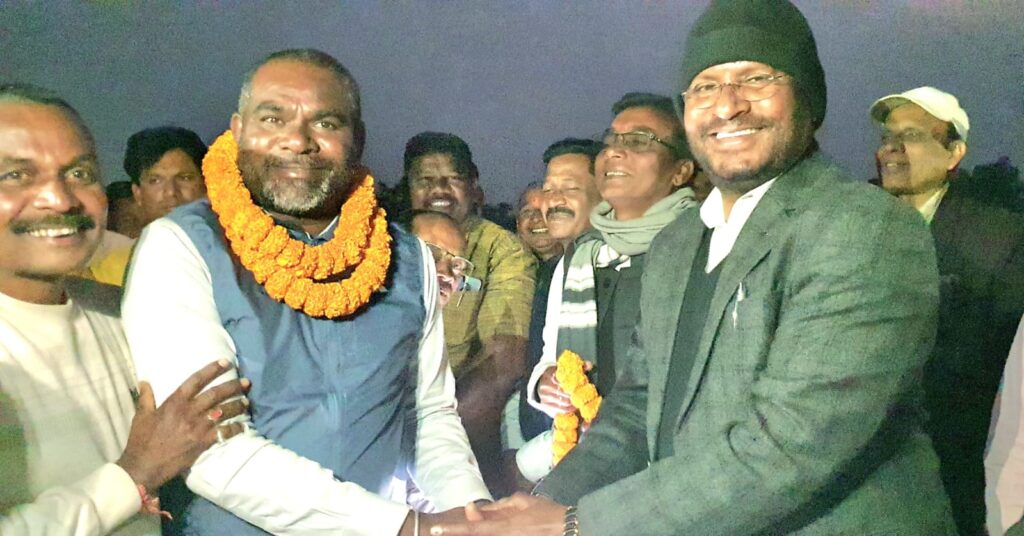 Kharsawan: खरसावां के अर्जुन गोप बने विधायक प्रतिनिधि, दशरथ गागराई ने सौंपा मनोनयन पत्र