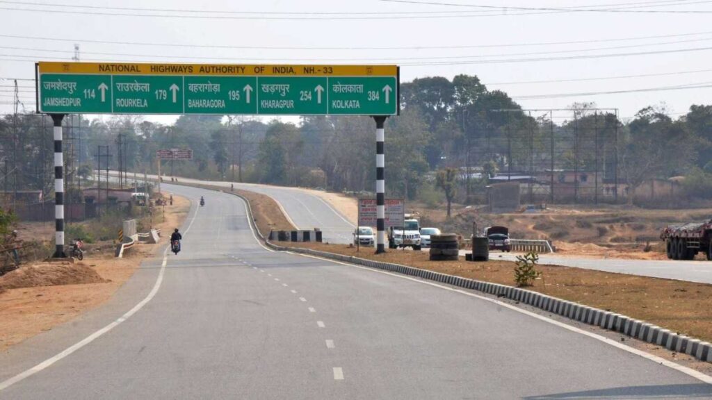 National Highway पर वाहनों को पलटने से बचाएंगे Crash Barriar, ठेकेदारों को NHAI ने दी कड़ी हिदायत