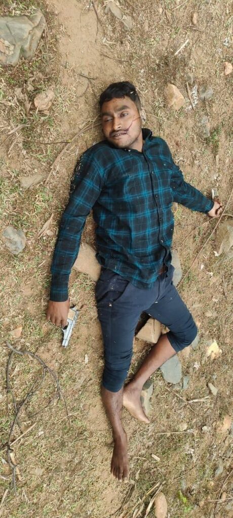 Encounter in West Singhbhum: पुलिस मुठभेड़ में मारा गया पीएलएफआइ कमांडर लंबू पर विभिन्न थानों में दर्ज थे 29 से अधिक मामले, दो पिस्टल समेत ढेरों सामान बरामद
