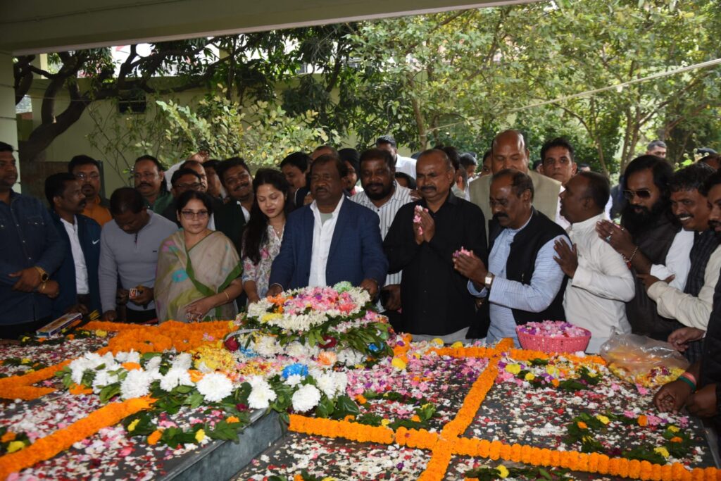 Nirmal Mahato Jayanti: कदमा उलियान में शहीद निर्मल महतो की मनी 75वीं जयंती, झामुमो, आजसू, कांग्रेस, राजद सहित विभिन्न दलों के नेता व आमजनों का श्रद्धांजलि देने के लिए दिनभर लगा रहा तांता