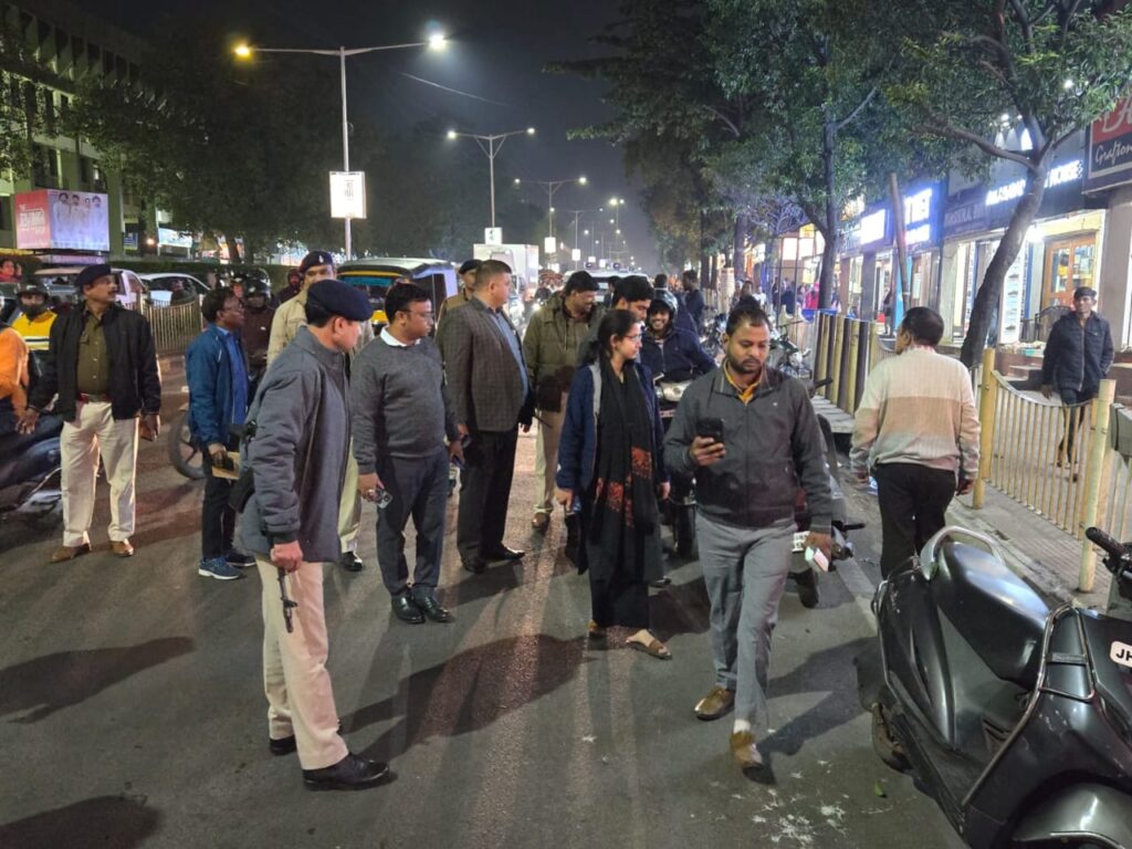 Jamshedpur Administration: सड़क जाम से निजात दिलाने के लिए बिष्टुपुर और साकची में प्रशासन की बड़ी कार्रवाई, ‘No Parking’ में खड़े 74 वाहनों से वसूला जुर्माना