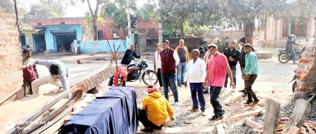 मेदिनीनगर में 130 वर्ष पुराने मंदिर की दीवार तोड़ने वाले निगमकर्मी निलंबित, निर्माण शुरू