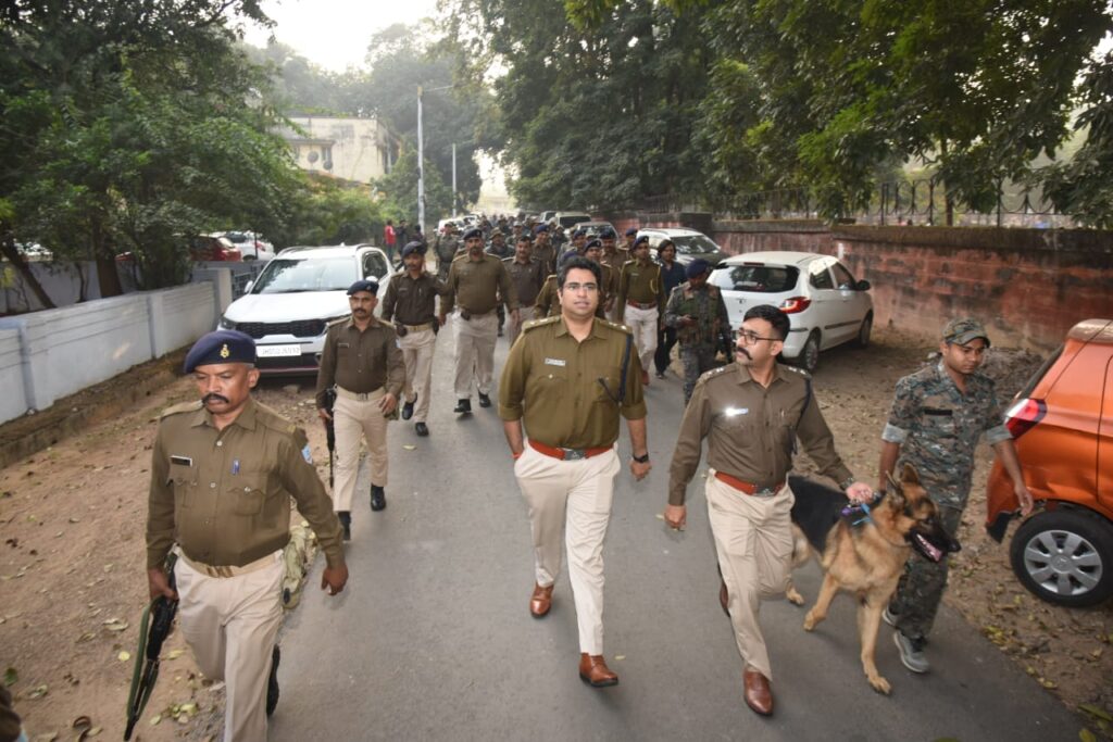 Jamshedpur Police: जमशेदपुर पुलिस ने पिकनिक स्थल पर किया मार्च, हुडदंगियों को चेताया, 31 की रात चलेगा स्पेशल ड्राइव