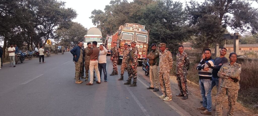Potka Accident: हाता-चाईबासा मुख्य मार्ग पर कारवां बस ने बाइक को मारी टक्कर, एक की मौत, दूसरा बाइक सवार गंभीर, विरोध में तेलाई मोड़ के पास छह घंटे तक जाम रही सड़क