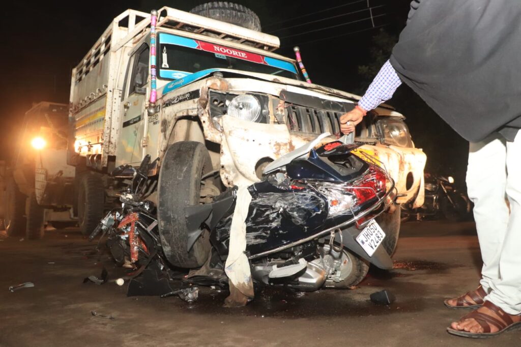 Jamshedpur parsudih Accident : अनियंत्रित पिकअप वैन ने टेंपो व स्कूटी को मारी टक्कर, एक की मौत, एक जख्मी, लोगों वैन के चालक की कर दी पिटाई