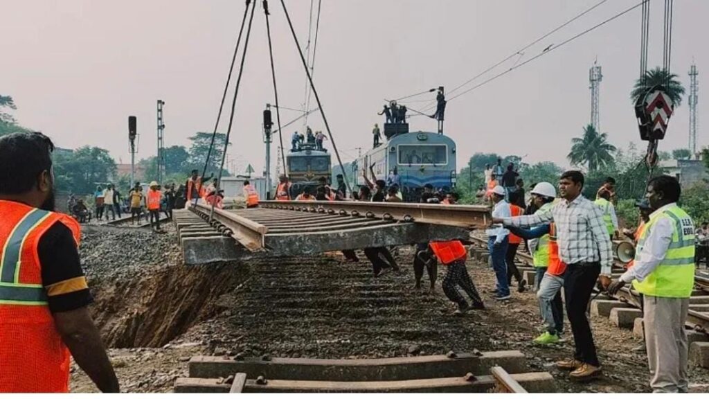 Railway Acchivement: चक्रधरपुर में रिकॉर्ड टाईम में तैयार हुआ अंडरपास, रेलवे ने छह घंटे का लिया था ब्लॉक, काम पूरा कर 15 मिनट पहले रेल ट्रैक कर दिया चालू