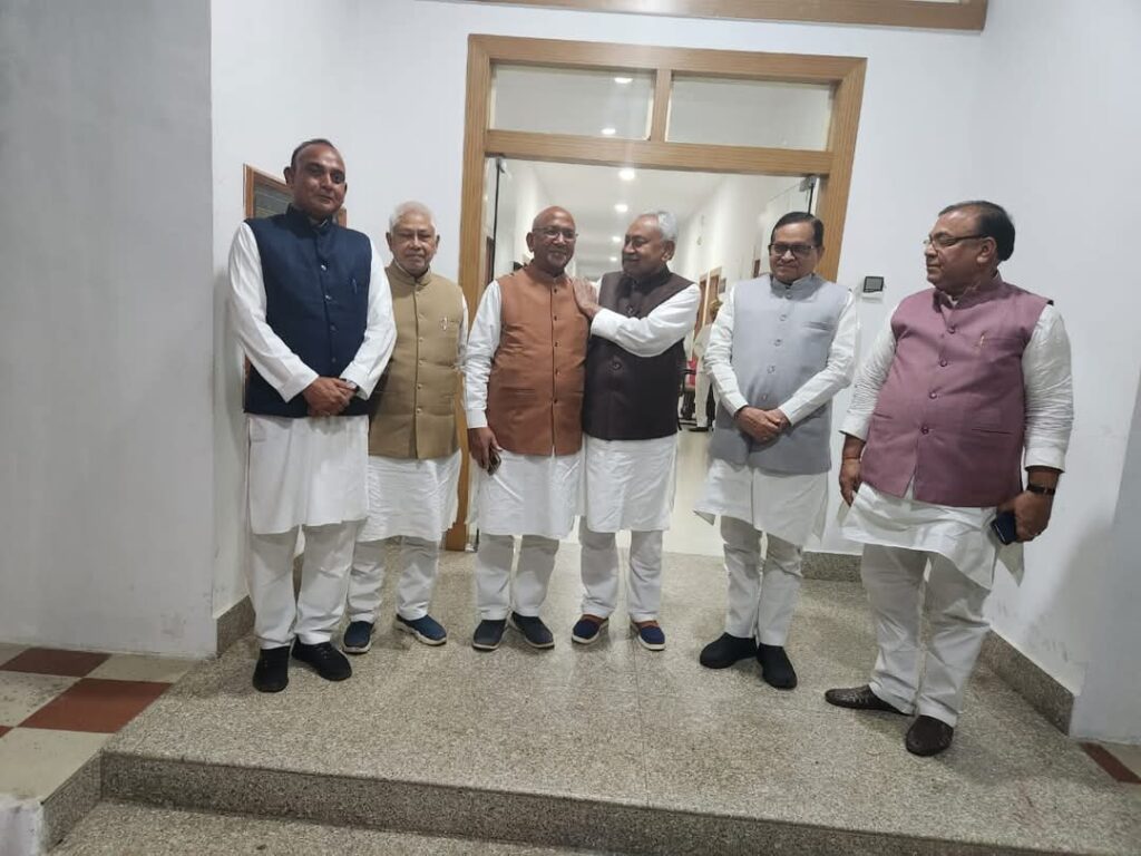 Saryu Rai: जमशेदपुर पश्चिम के विधायक सरयू राय ने चुनाव में जीत के बाद पहली बार बिहार के CM नीतीश कुमार से की मुलाकात
