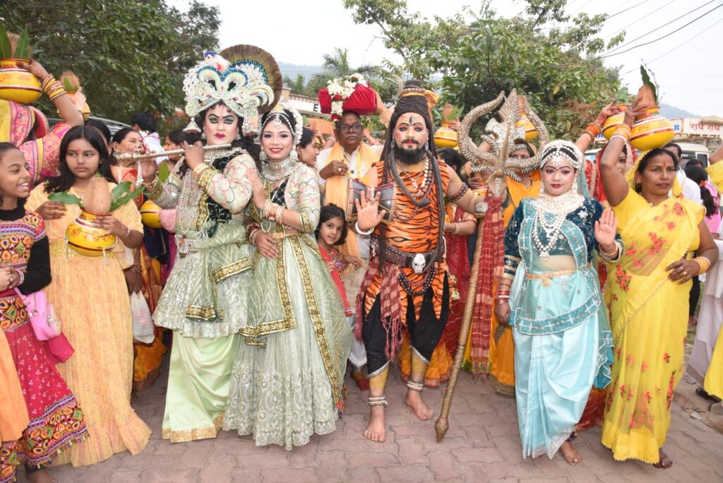 Jamshedpur: वसुंधरा एस्टेट मानगो में निकली कलश यात्रा, हर-हर महादेव के लगे जयकारे, झांकी ने सबका मन मोहा, शुरू होगी शिव महापुराण कथा