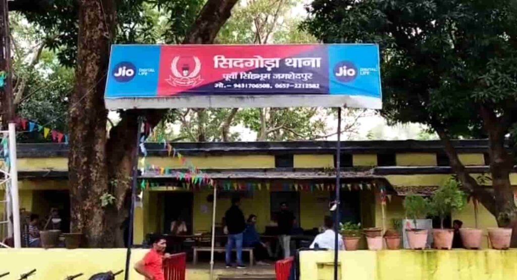 Jamshedpur: सिदगोड़ा में देर रात दो युवकों के साथ कार में शराब पीते पकड़ायी युवती, पुलिस से उलझी, हंगामा, थाने से हिदायत देकर छोड़ा