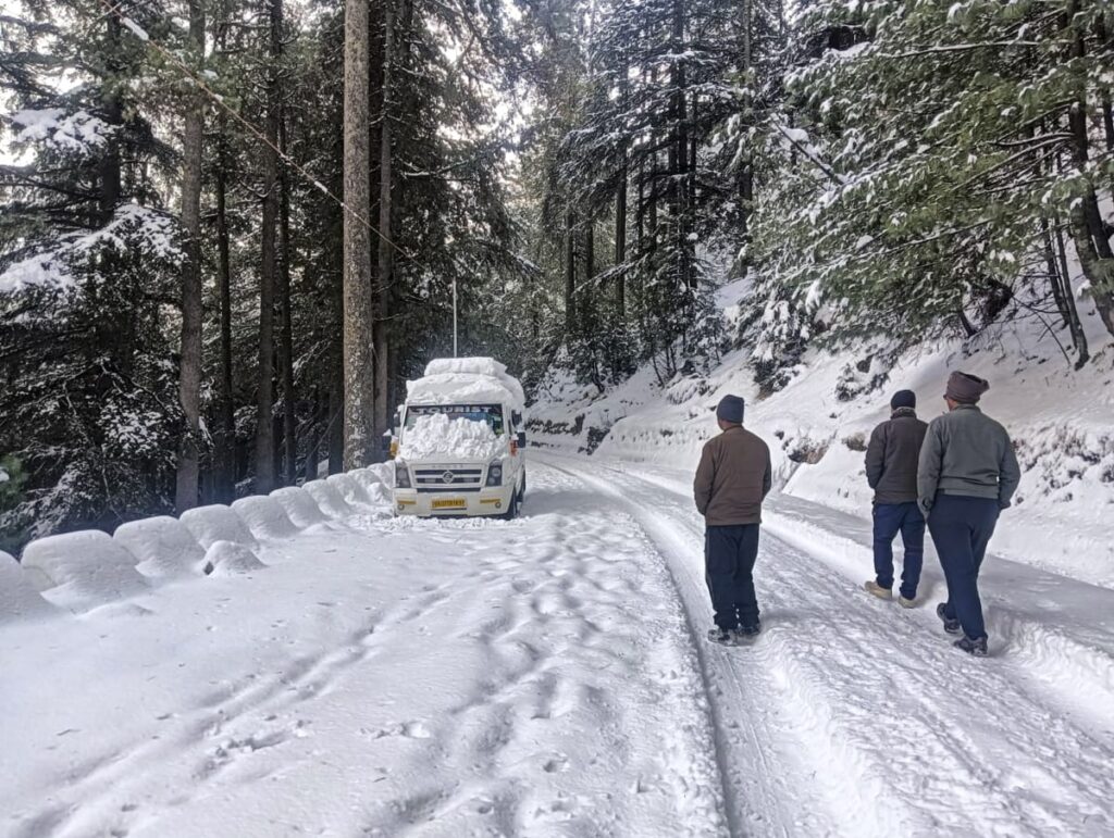 Country Weather: पहाड़ों पर भारी बर्फबारी, श्रीनगर में -7 डिग्री तापमान, जमी डल झील, बारिश-ओलावृष्टि बढ़ायेगी सर्दी
