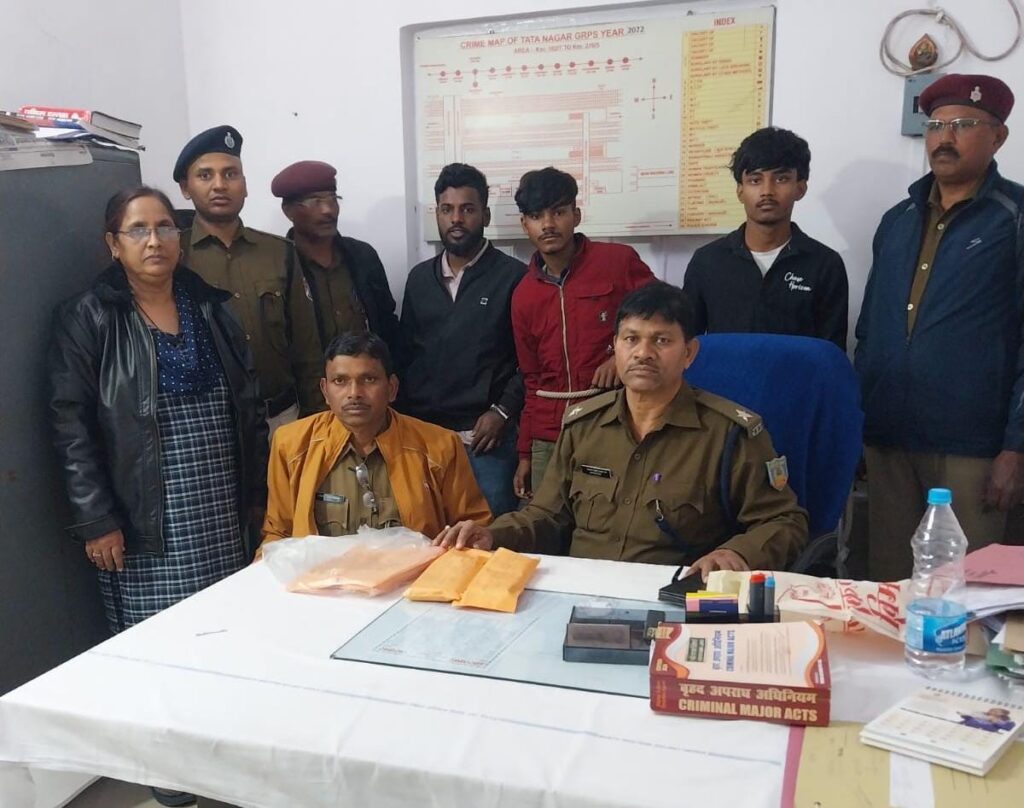 Tatanagar Station: टाटानगर स्टेशन पर चोरी करने वाले गिरोह के तीन सदस्य गिरफ्तार, छह मोबाइल बरामद