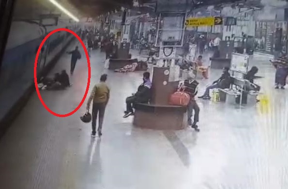 टाटानगर स्टेशन पर चलती ट्रेन में चढ़ रहा यात्री गिरा, टीटीई की सक्रियता से बची घाटशिला के युवक की जान