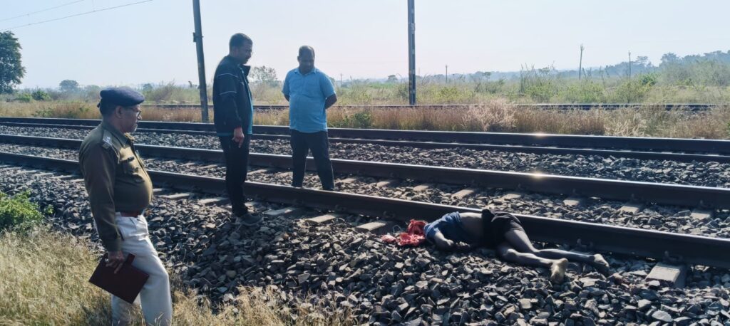 Rajkharsawan Railway : राजखरसावां-बडाबाम्बो रेल मार्ग पर उधड़िया में ट्रेन से कट कर चाईबासा के युवक की मौत, पांच दिन पहले अपने ससुराल गोपालपुर आया था