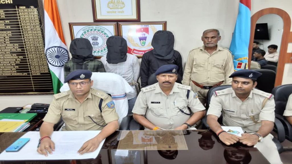 Jharkhand Naxal: चतरा जिले में तीन नक्सली गिरफ्तार, तीनों टीएसपीसी के हैं सदस्य