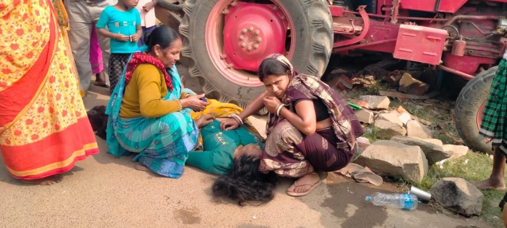 Chakardharpur Accident:बालू लदे तेज रफ्तार ट्रैक्टर सड़क किनारे खड़ी महिला की रौंदा, आक्रोशित ग्रामीणों ने गोइलकेरा-सोनुआ मार्ग को किया जाम, नशे में धुत्त था चालक