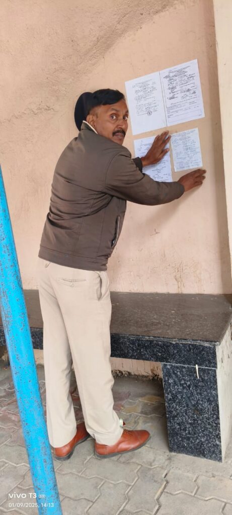 Jamshedpur Crime: सीतारामडेरा में अवैध शराब तस्करी के मामले में फरार आरोपी के घर पुलिस ने चस्पा किया इश्तेहार