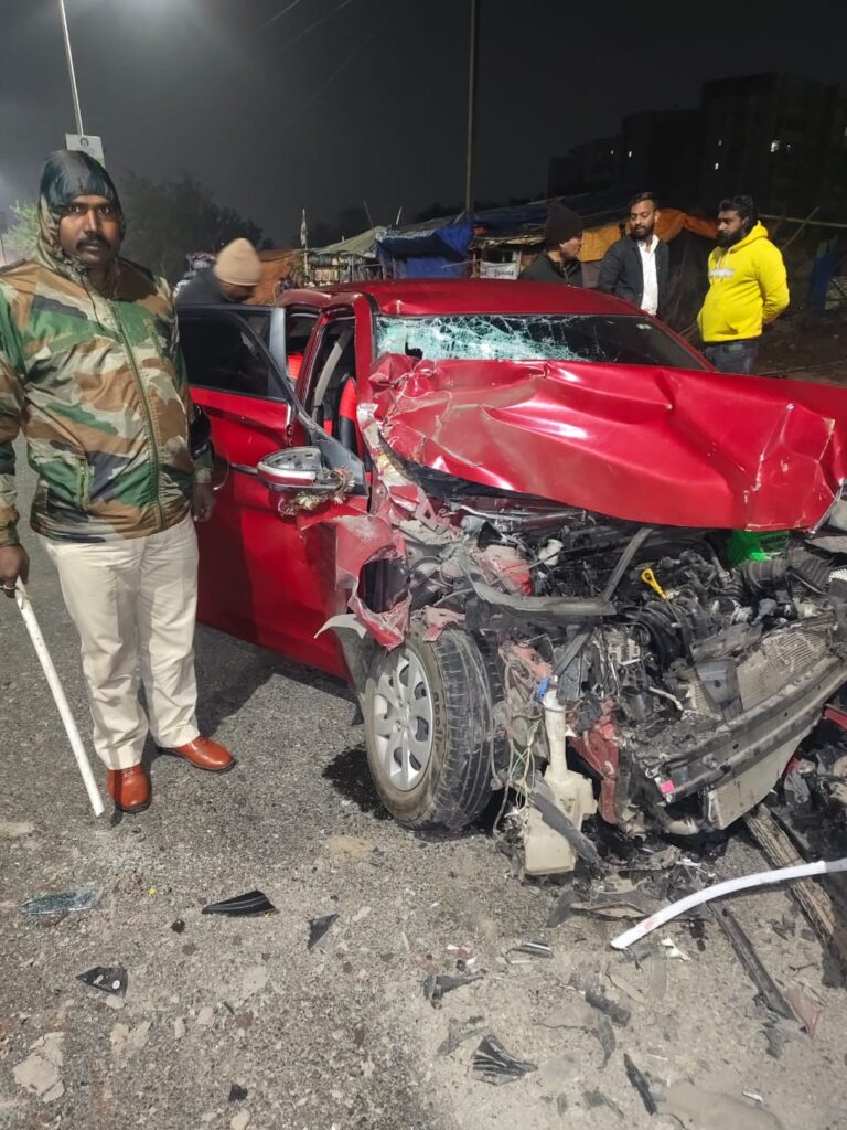 Jamshedpur Accident:सोनारी मरीन ड्राइव पर सड़क किनारे खड़े ट्रेलर से टकरायी बेकाबू कार, दो युवक गंभीर, टीएमएच में चल रहा इलाज