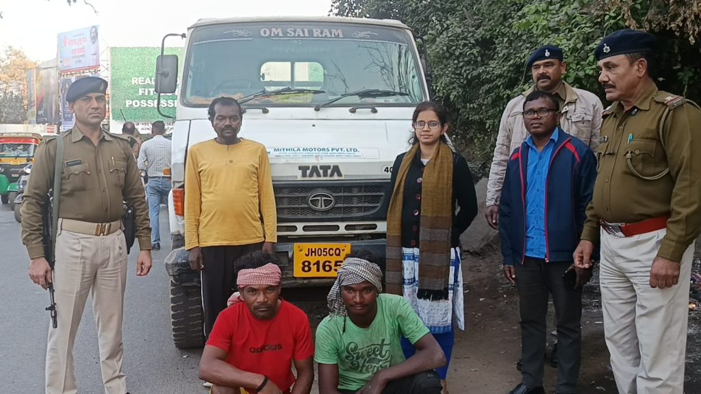 Jamshedpur Administration: मानगो बस स्टैंड से अवैध रूप से बालू ले जाते वाहन को एसडीओ ने किया जब्त
