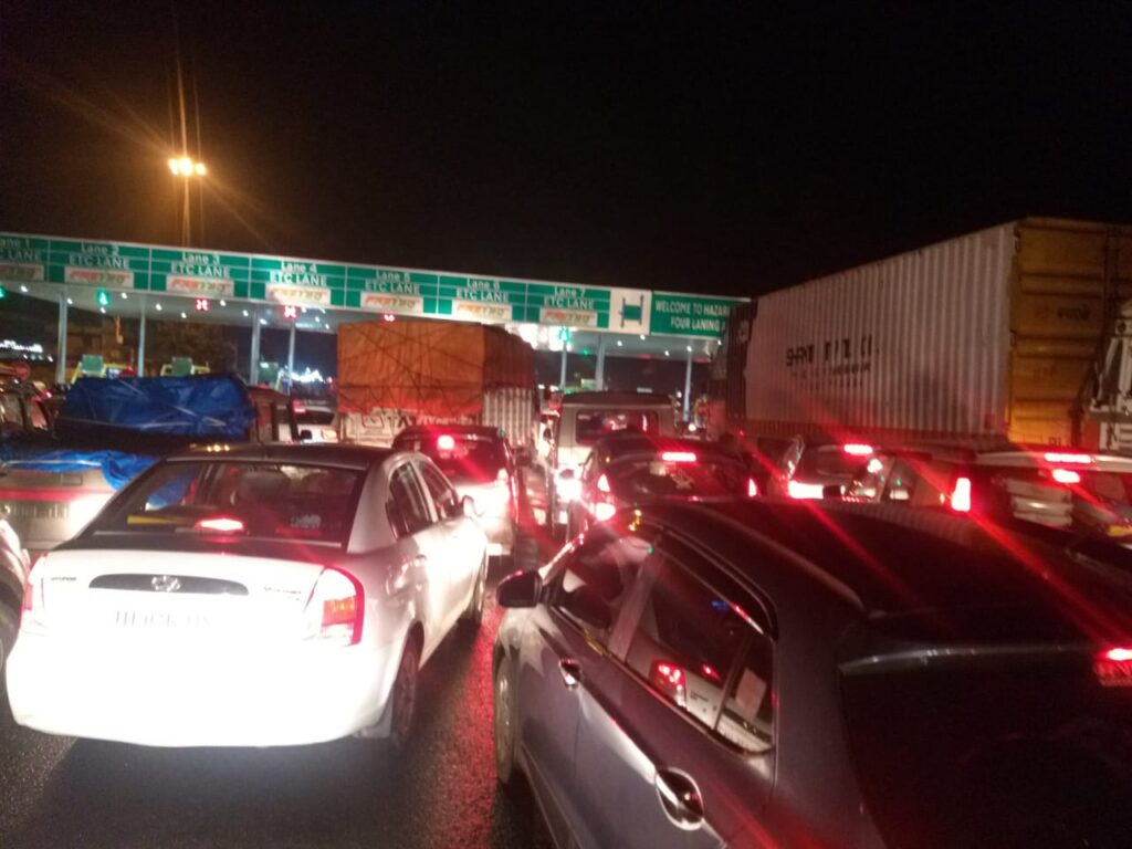 Toll Plaza: निजी यात्री वाहनों के लिए मासिक, वार्षिक टोल पास पर विचार कर रही है केंद्र सरकार, टोल संग्रह बूथ गांवों के बाहर स्थापित करने का फैसला