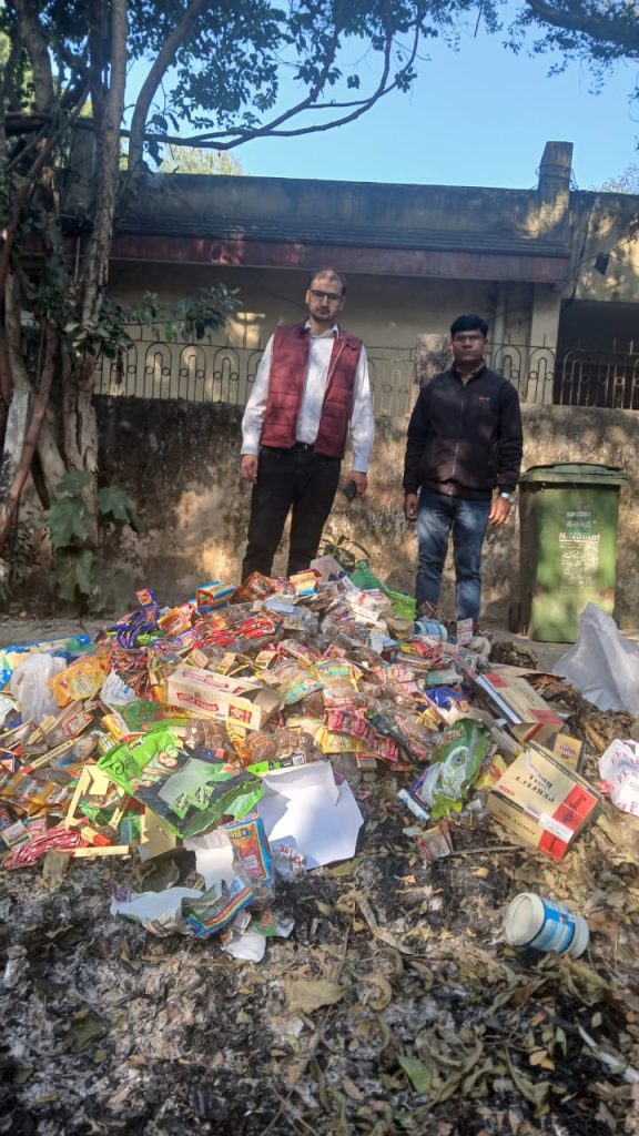 Jamshedpur Administration : स्कूलों के पास से जब्त 4564 पैकेट तंबाकू को किया गया नष्ट