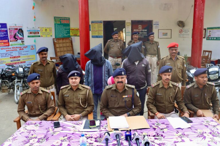 मोटरसाइकिल चोर गिरोह के तीन सदस्य पकड़ाये, जंगल से 22 मोटरसाइकिल बरामद