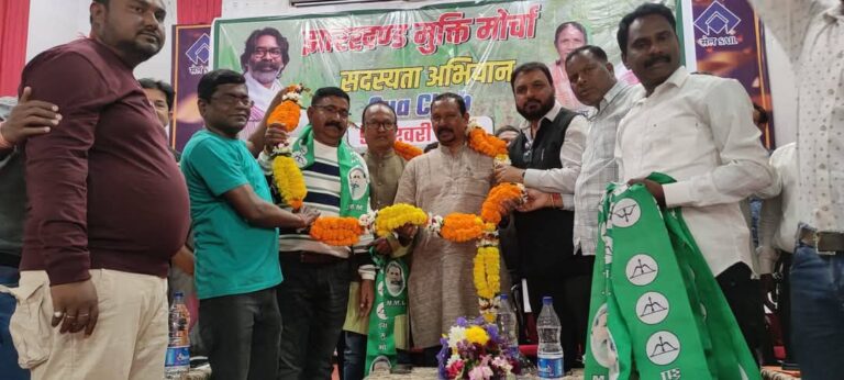 Chaibasa JMM: भाजपा नेता रामा पांडे झामुमो में हुए शामिल, मंत्री दीपक बिरुवा बोले-अब सेल में मजदूरों के शोषण के खिलाफ चलेगा आंदोलन, माइंसों को चालू करने पर दिया जोर