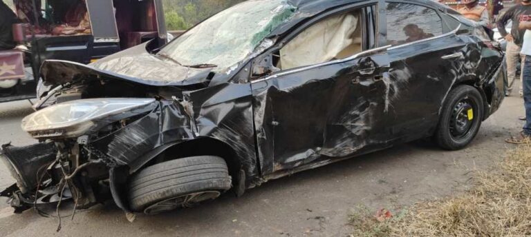 Saraikela Accident: सरायकेला के चाडरी मोड़ के समीप लोहे के फ्रेम से टकरायी High Speed Car, बाल -बाल बचा चालक