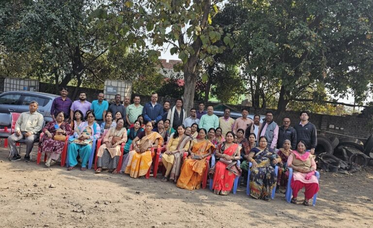 Jamshedpur: टेल्को कॉलोनी से कुंभ यात्रा के लिए बस और कार से एक जत्था हुआ रवाना, टाटा मोटर्स वर्कर्स यूनियन के महामंत्री आर के सिंह ने पूजा अर्चना के पश्चात नारियल फोड़ कर श्रद्धालुओं को कराया रवाना