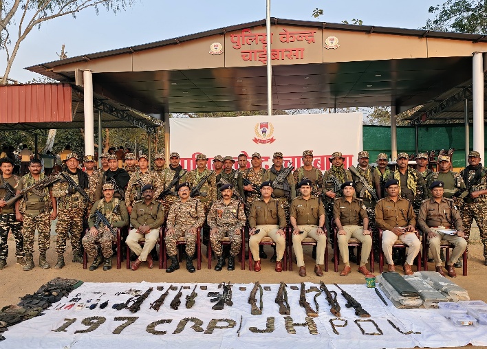 Chaibasa Naxal: सुरक्षाकर्मियों की बड़ी कार्रवाई, टोंटो में नक्सलियों के दो कैंप ध्वस्त, भारी मात्रा में हथियार और गोला-बारूद बरामद